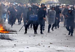 Egyptian riot police descend on protesters in Cairo